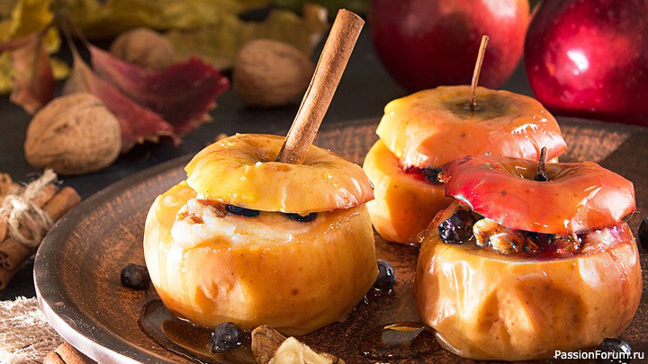 Запеченные яблоки с творогом, изюмом, корицей и медом в духовке рецепт