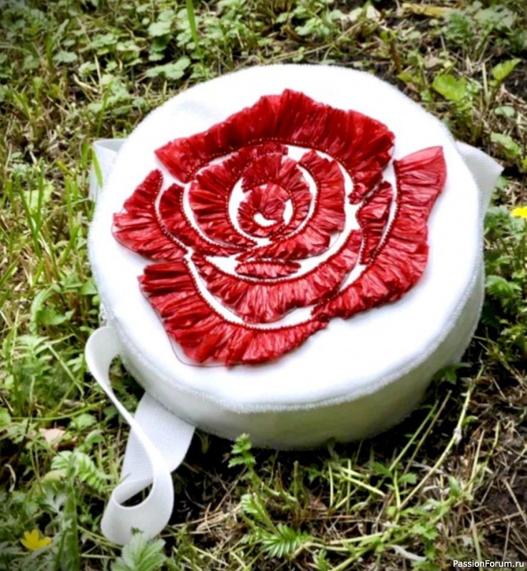 Рафия в вышивке.
