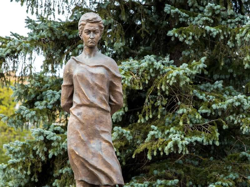 Памятник &laquo;Русским женам &ndash; берегиням семейного очага&raquo;, г. Архангельск