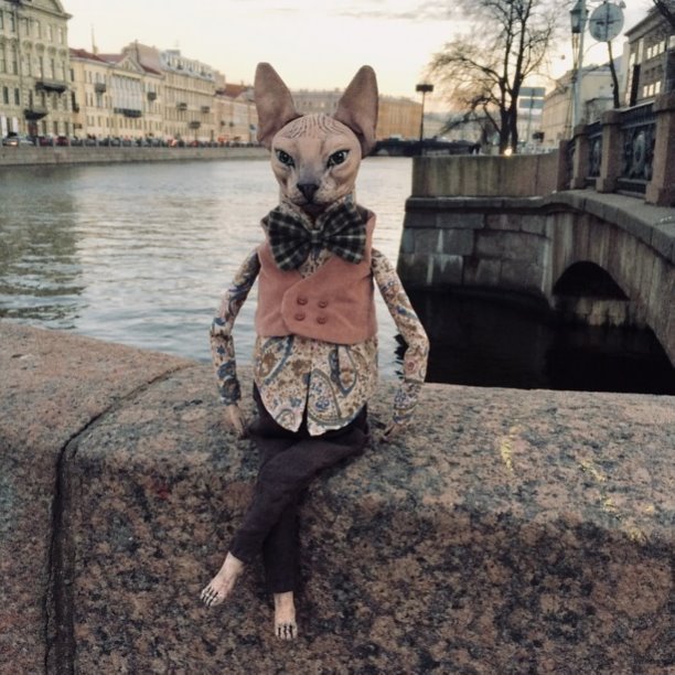 Кукольные коты Елены Алехиной на петербургских набережных.
