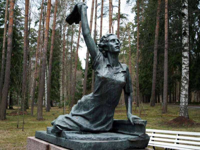 Памятник &laquo;Русским женам &ndash; берегиням семейного очага&raquo;, г. Архангельск