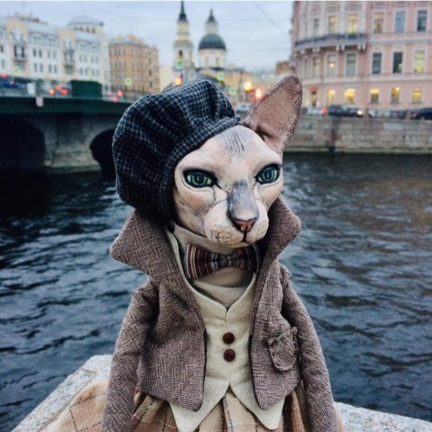 Кукольные коты Елены Алехиной на петербургских набережных.