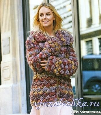 Вязаное пальто узором &laquo;плетенка&raquo;