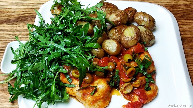 Нежная курица в соусе с картофелем и салатом