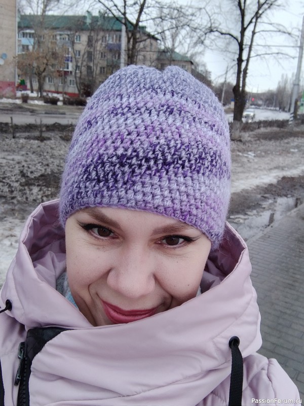 Опять связала сиреневую шапку, но уже по другому