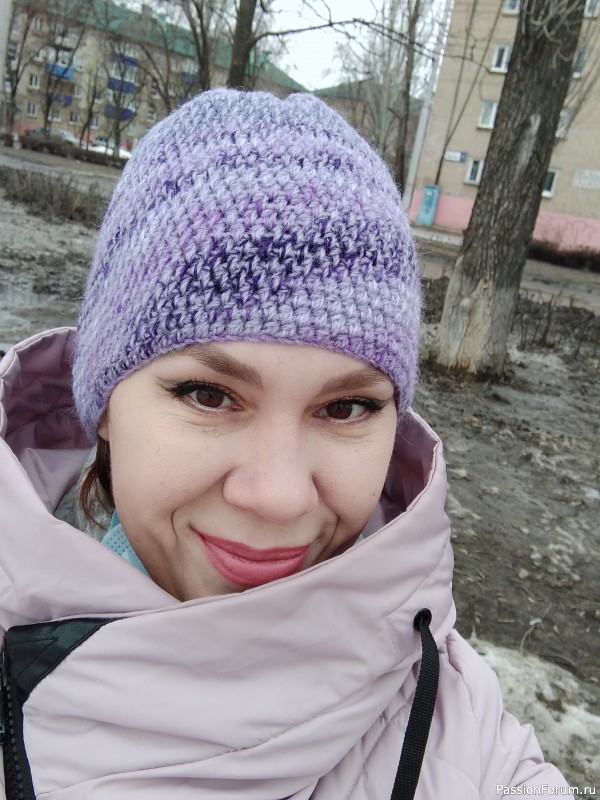 Опять связала сиреневую шапку, но уже по другому