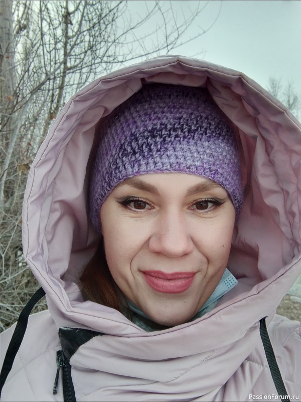 Опять связала сиреневую шапку, но уже по другому