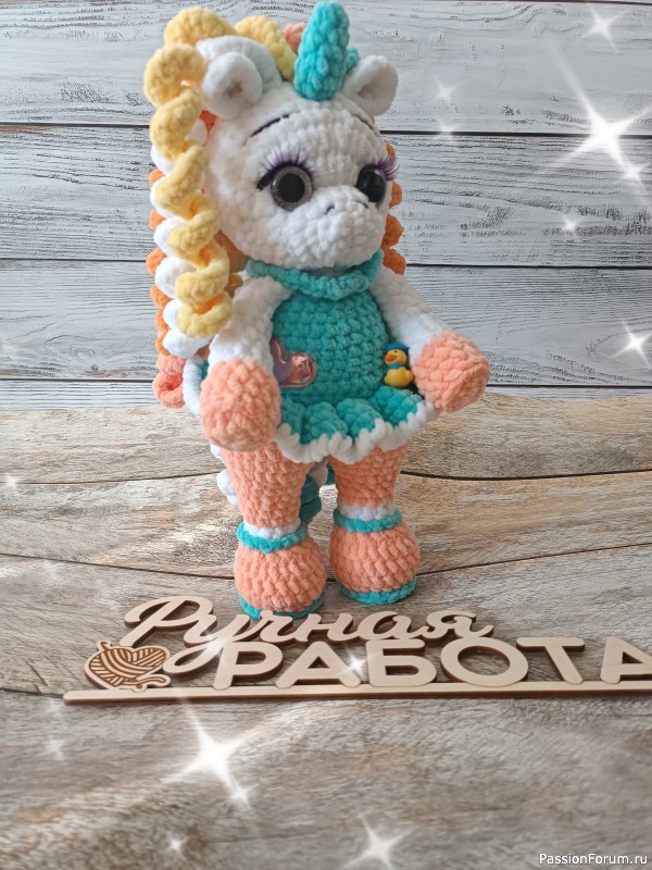 Вязаная единорожка крючком
