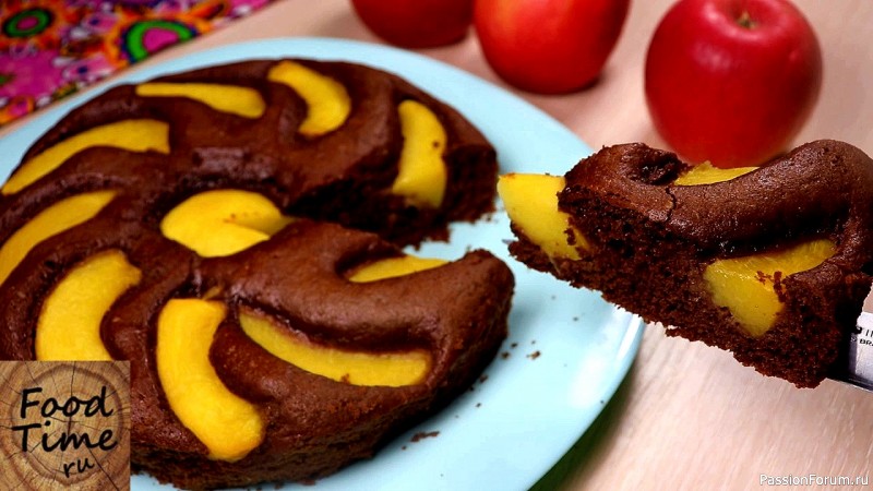 Шоколадный пирог с персиками
