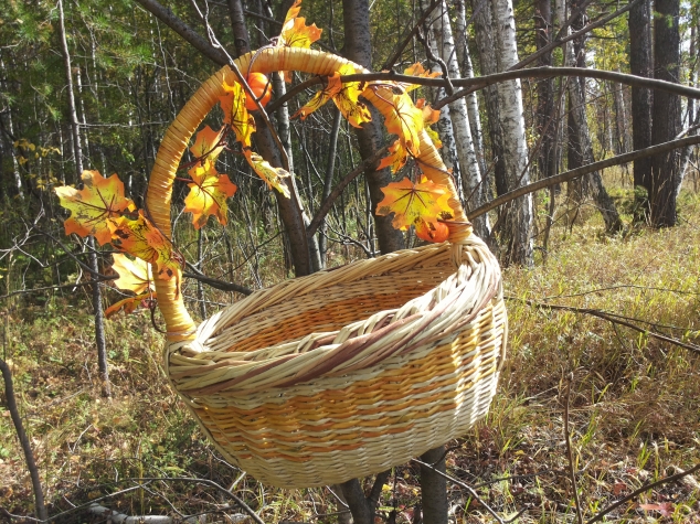 Корзинка из газетных трубочек "Осенняя мелодия".