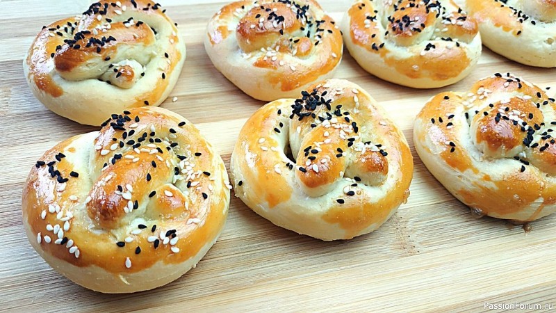 Сдобные мини-брецели с кунжутом