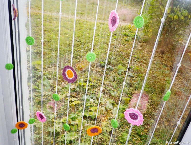 Вязаная крючком цветочная занавеска или декор для окон. Crocheted Flower Curtain or Window Decor