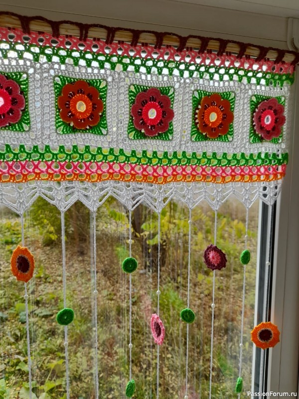 Вязаная крючком цветочная занавеска или декор для окон. Crocheted Flower Curtain or Window Decor
