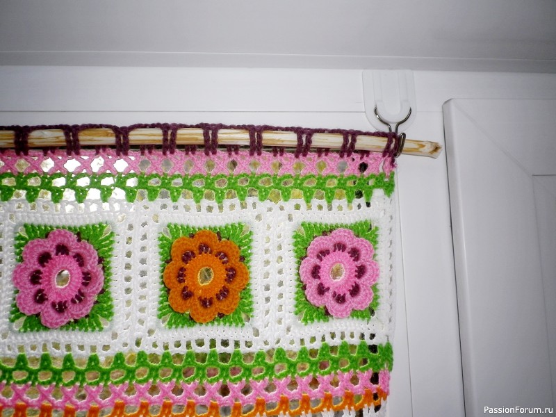 Вязаная крючком цветочная занавеска или декор для окон. Crocheted Flower Curtain or Window Decor