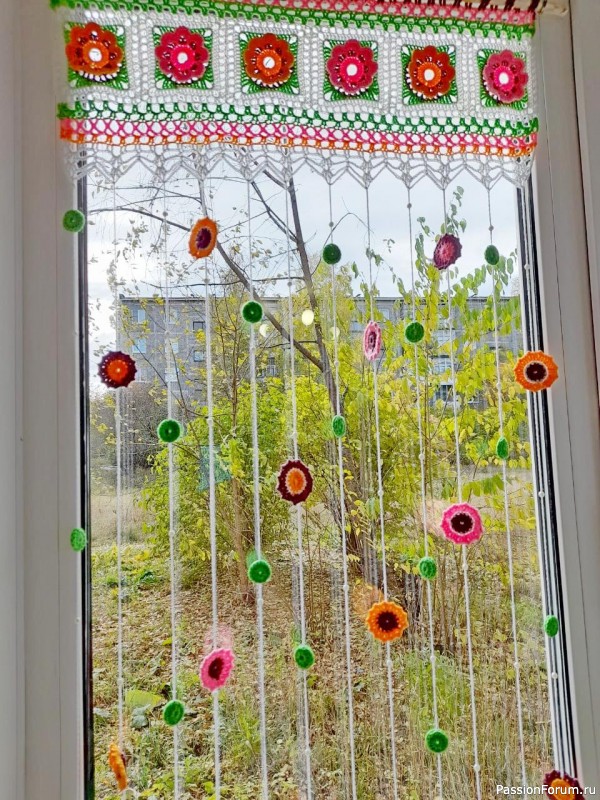 Вязаная крючком цветочная занавеска или декор для окон. Crocheted Flower Curtain or Window Decor