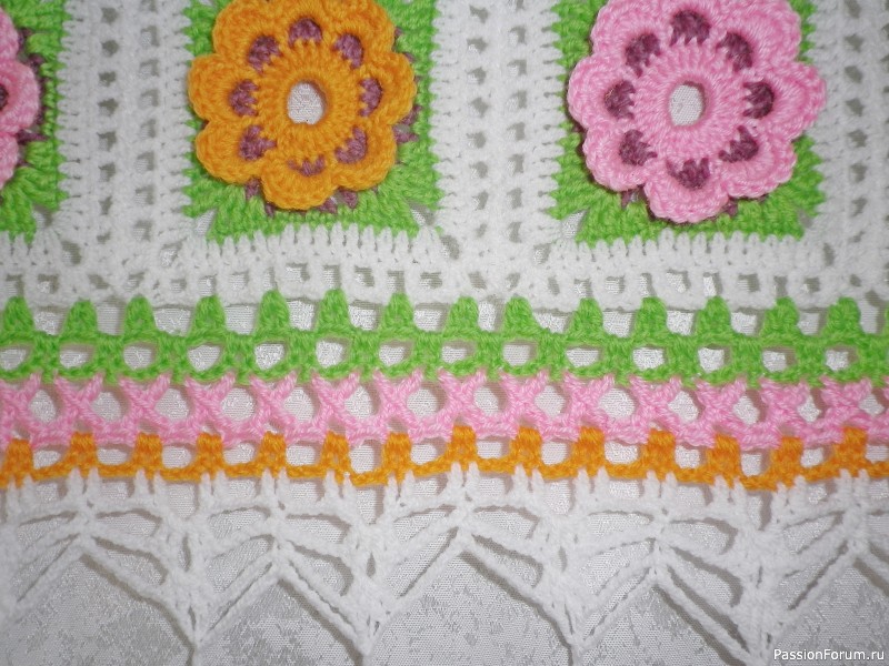 Вязаная крючком цветочная занавеска или декор для окон. Crocheted Flower Curtain or Window Decor