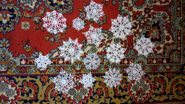 Снежинки, елочки крючком