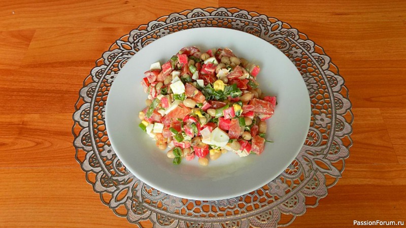 Салат из крабовых палочек с фасолью и помидорами