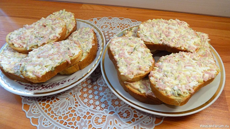 Бутерброды на завтрак с яйцами, соленым огурцом и сосисками