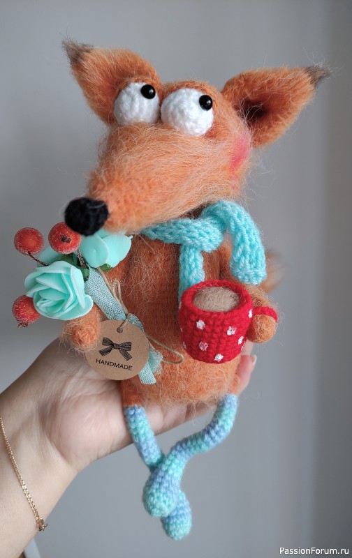 Лисичка с кружкой кофе