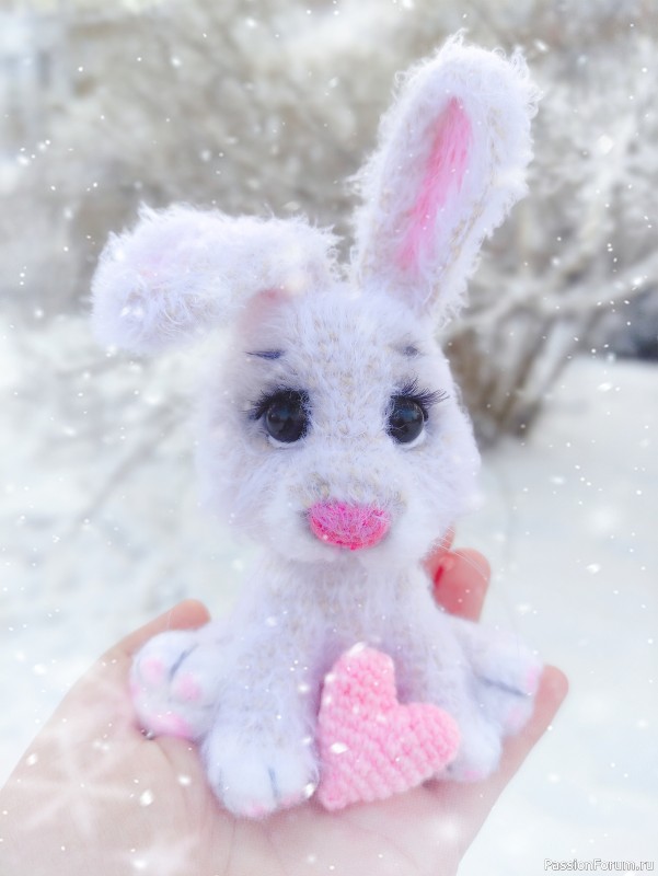 Вязаная игрушка зайчишка