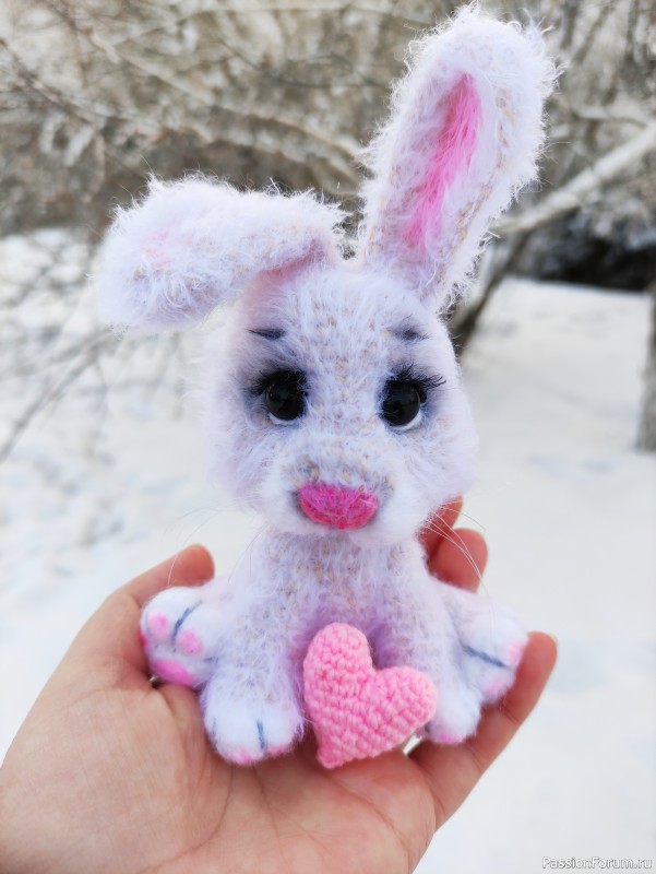 Вязаная игрушка зайчишка