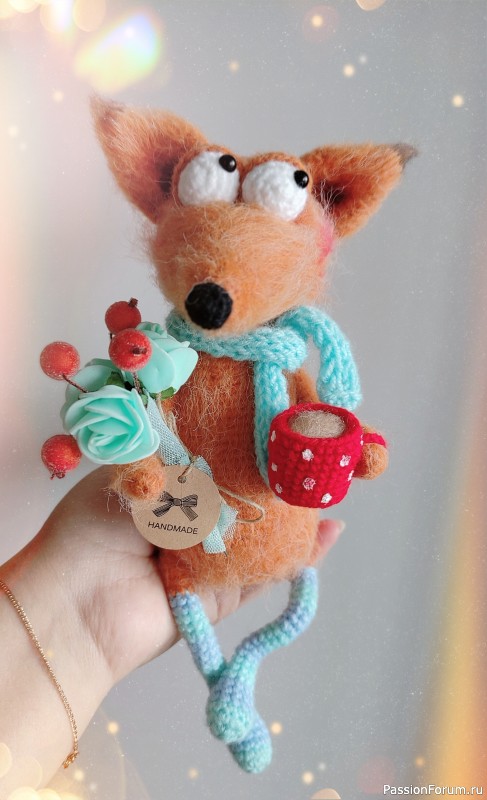 Лисичка с кружкой кофе
