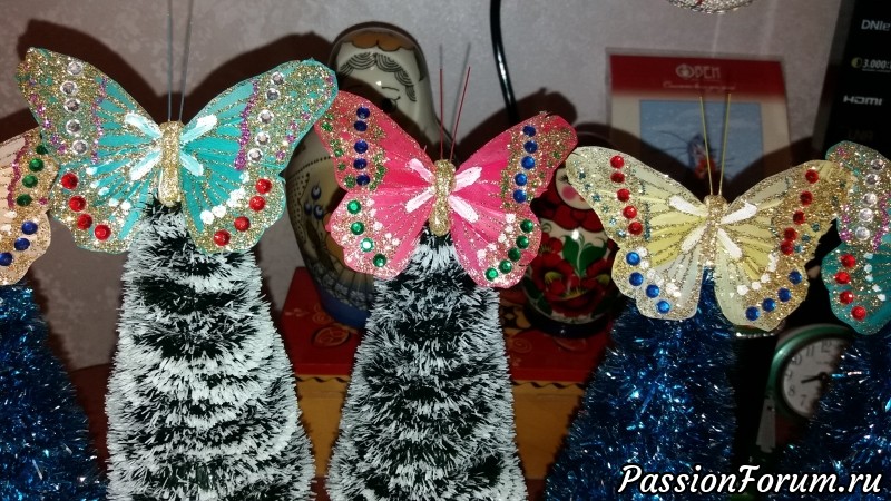 Готовлюсь к Новому году: ёлочки из мишуры, шарик с вышивкой рубкой и бусинками