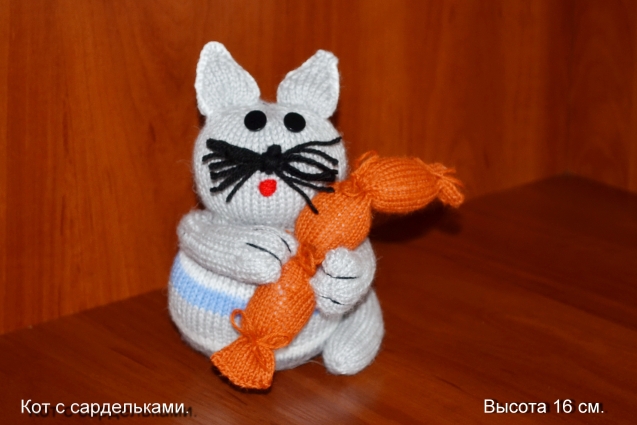 Кот с сардельками.