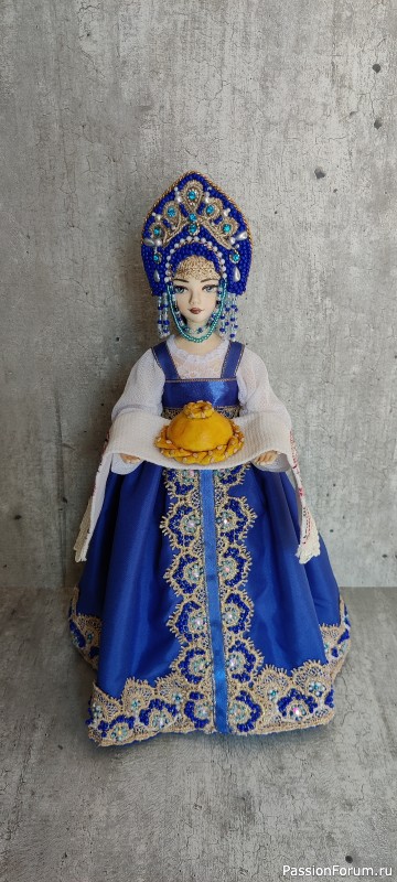 Русская красавица с караваем