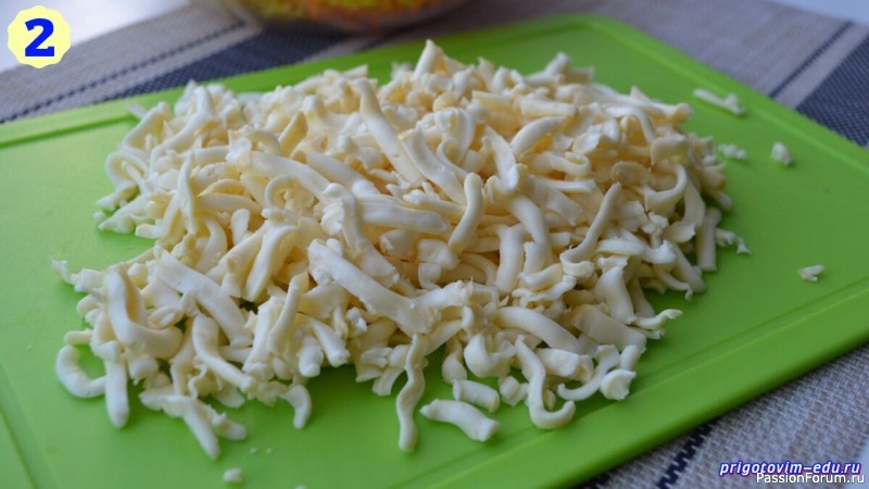Овощной салат из моркови с сыром и чесноком