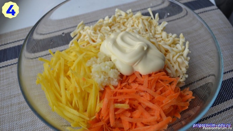 Овощной салат из моркови с сыром и чесноком