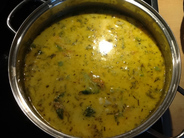 Сыпчик из плавленного сырка и зелёного горошка.