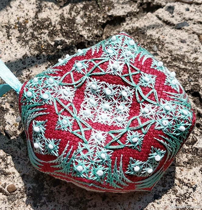 Бискорню на красной канве