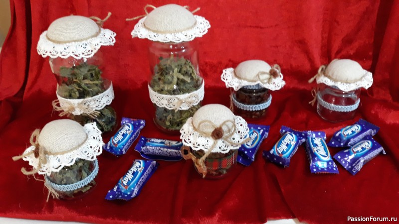 Консервные и стеклянные банки.