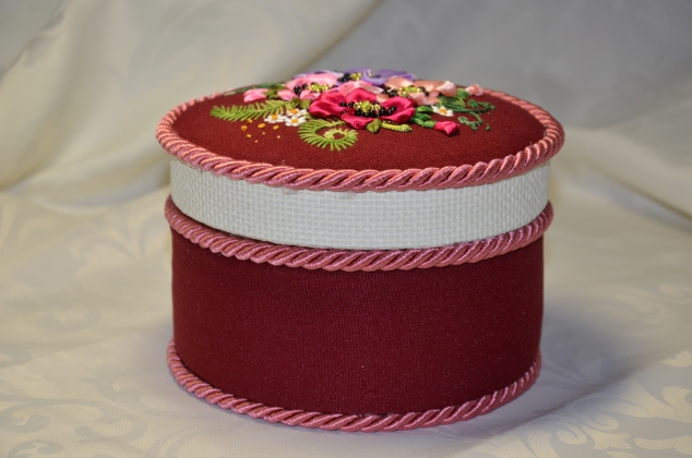Бордовая коробочка.