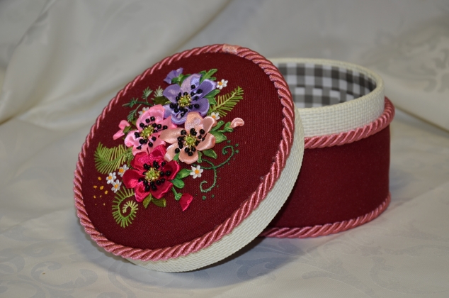 Бордовая коробочка.