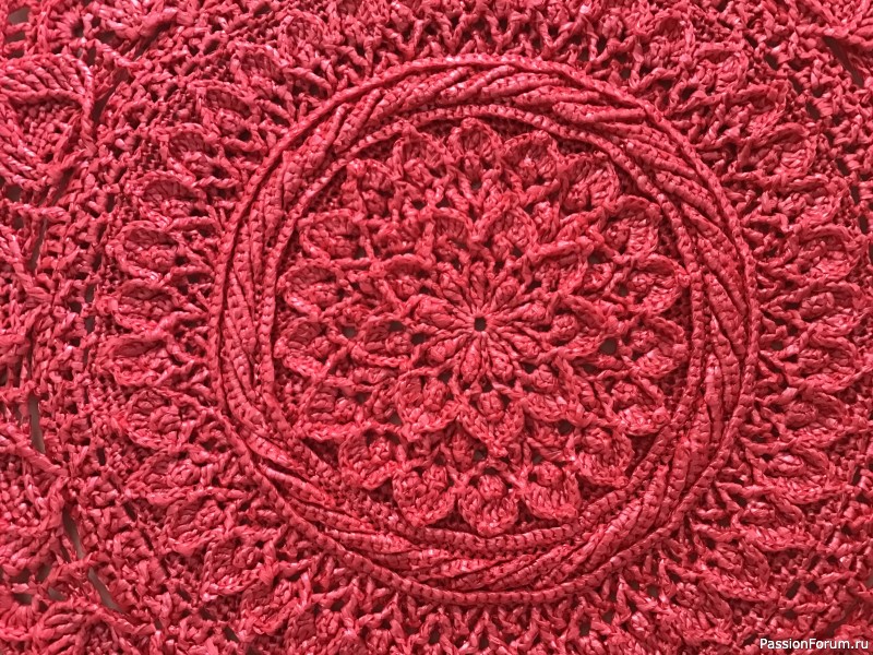 Красный коврик из пакетов
