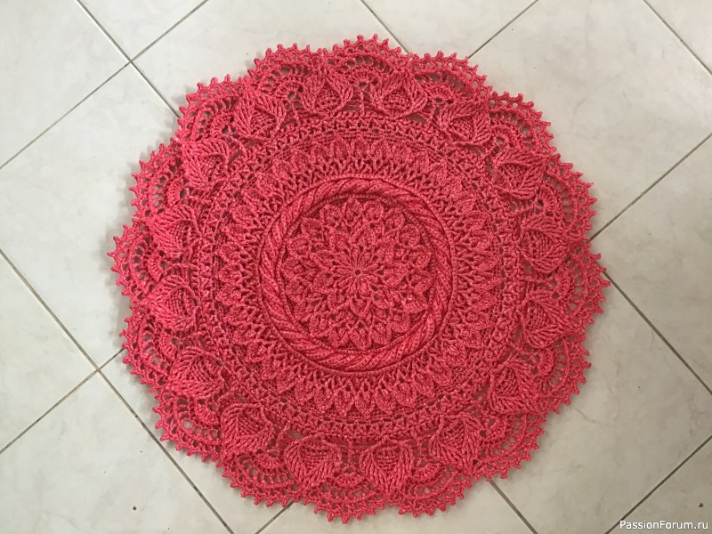 Красный коврик из пакетов