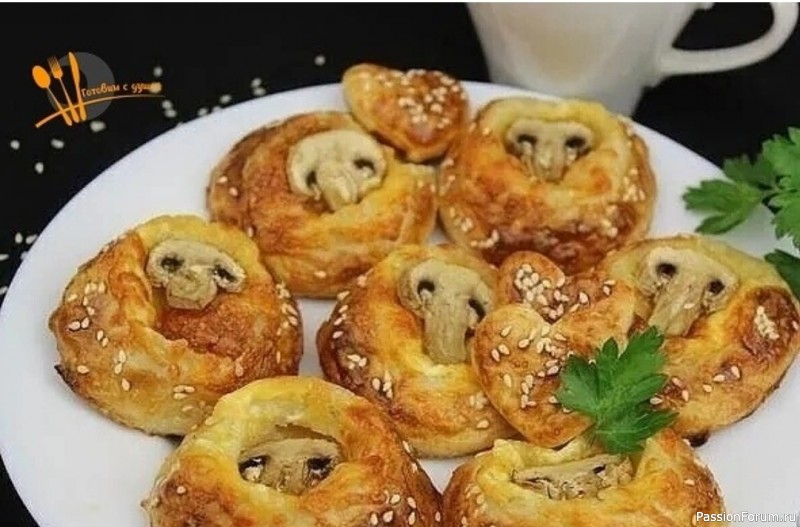 Закусочные слойки с сыром и шампиньонами