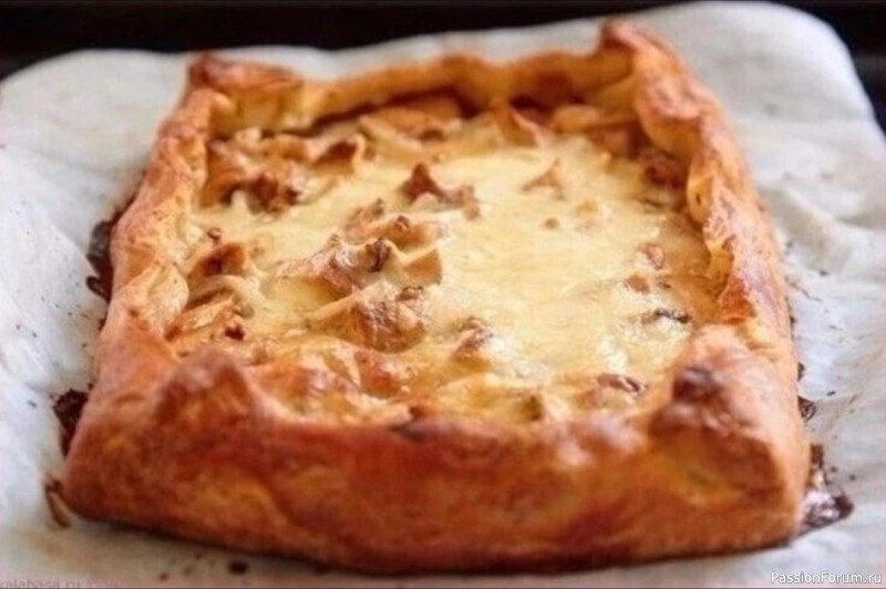 Пирог с грибами, сметаной и сыром