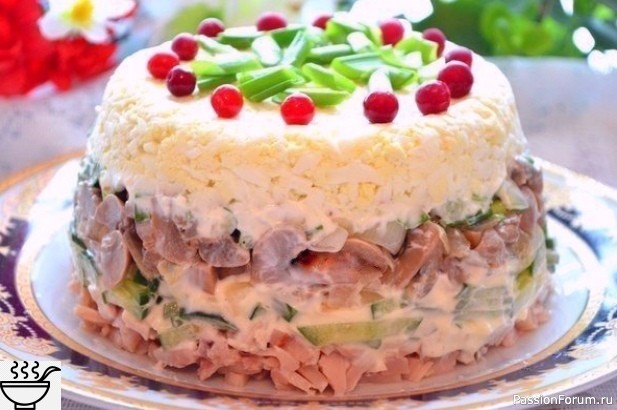 Куриный cалат c яйцами и грибами
