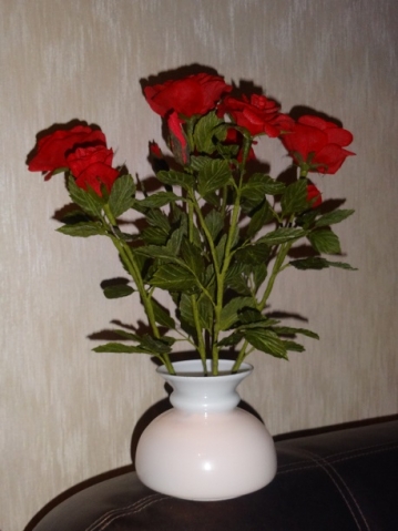 РОЗЫ из креповой бумаги с подсветкой.