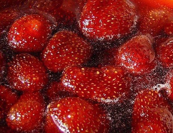 Клубничное варенье без варки ягод получается настолько ароматным! Познакомьтесь с рецептом,