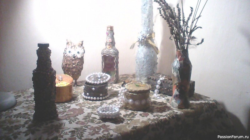 Из бутылочки из под кетчупа....