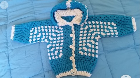 Кофточка из шестиугольных квадратов крючком.