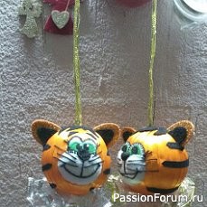 ЁЛЧНАЯ ИГРУШКА- ТИГР.....