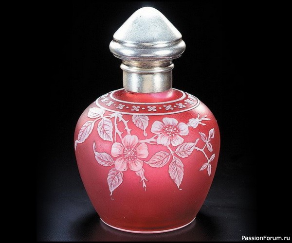 ​Флаконы фирмы Thomas Webb &amp; Sons