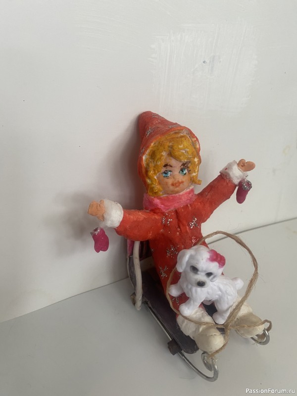 Девочки на саночках и мальчик на лыжах. Ватные игрушки.