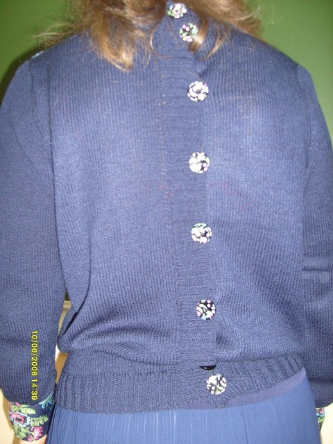 Вязаная кофта, комбинированная с тканью.